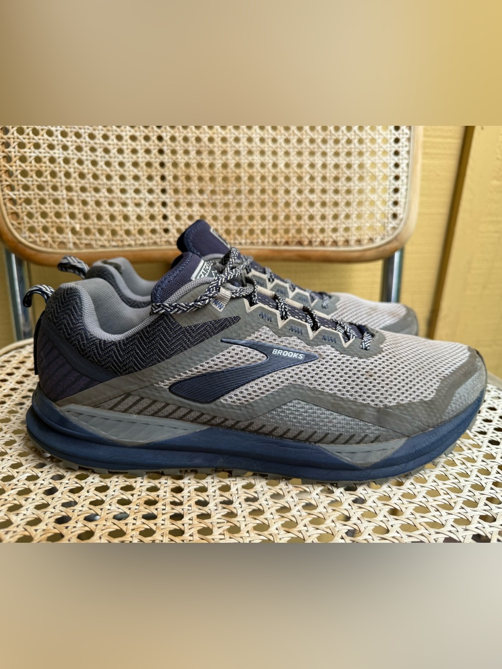 Brooks Cascadia 14 Trail Running Shoes Men’s size 10 Gray Navy